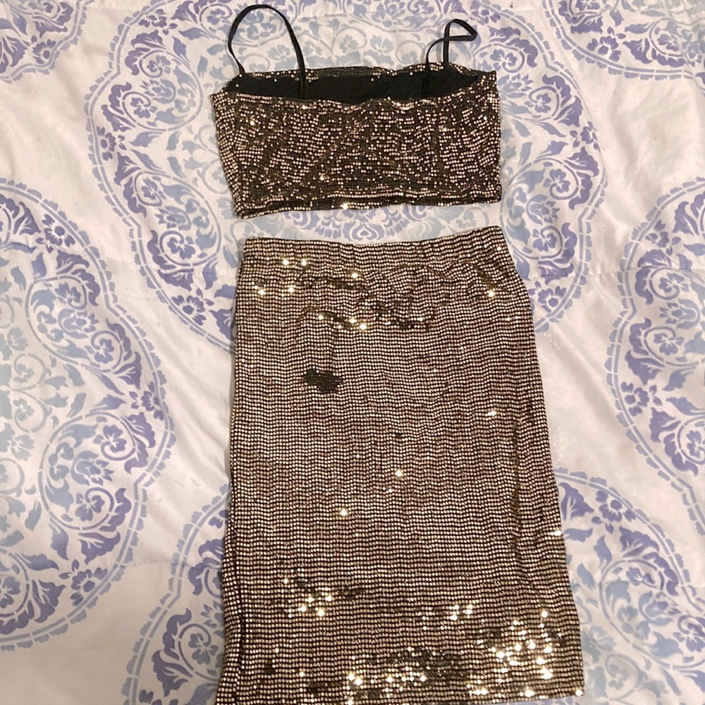 This is a fashion Nova 2 Piece Sequence Skirt Set ,medium size, Worn only once.